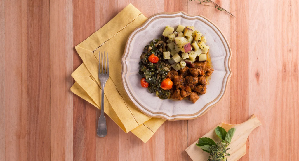 prato de comida com carne, batata e legumes